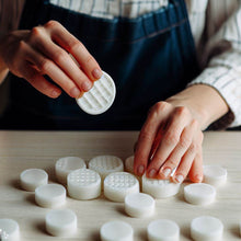 Load image into Gallery viewer, Caramel Cherrywood Scented Coconut Soy Wax Melts