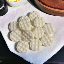 Load image into Gallery viewer, Caramel Cherrywood Scented Coconut Soy Wax Melts